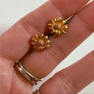 Vintage Petite Gold Plated Daisy/Sunflower Post Earrings